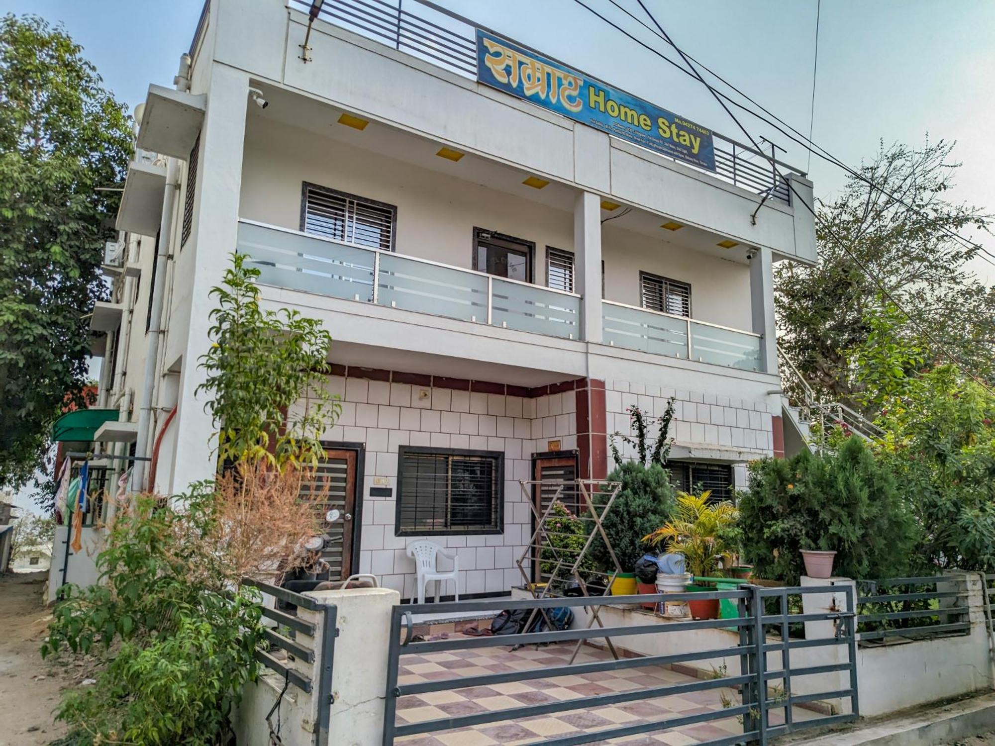 Samrat Homestay Garudeshwar Екстер'єр фото
